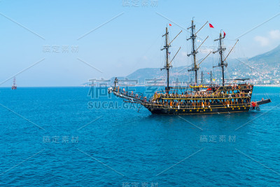 地中海上的木制帆船