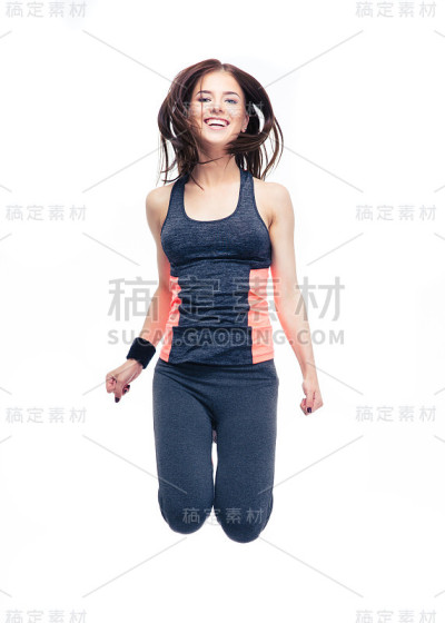 微笑的女运动员跳跃