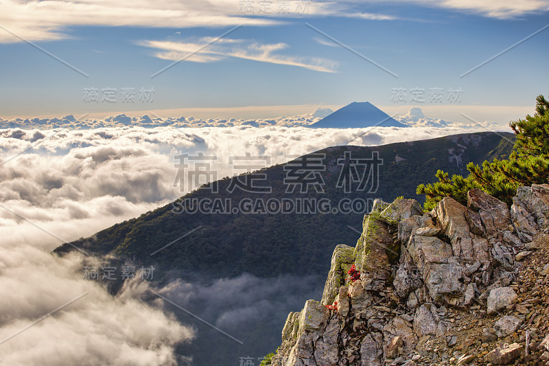 从北岳山上看，云层之上的富士山。