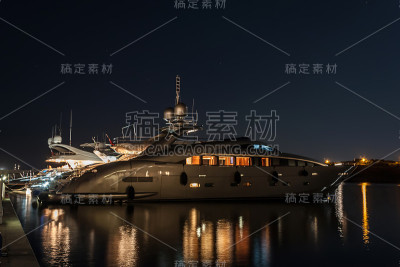 豪华游艇照亮