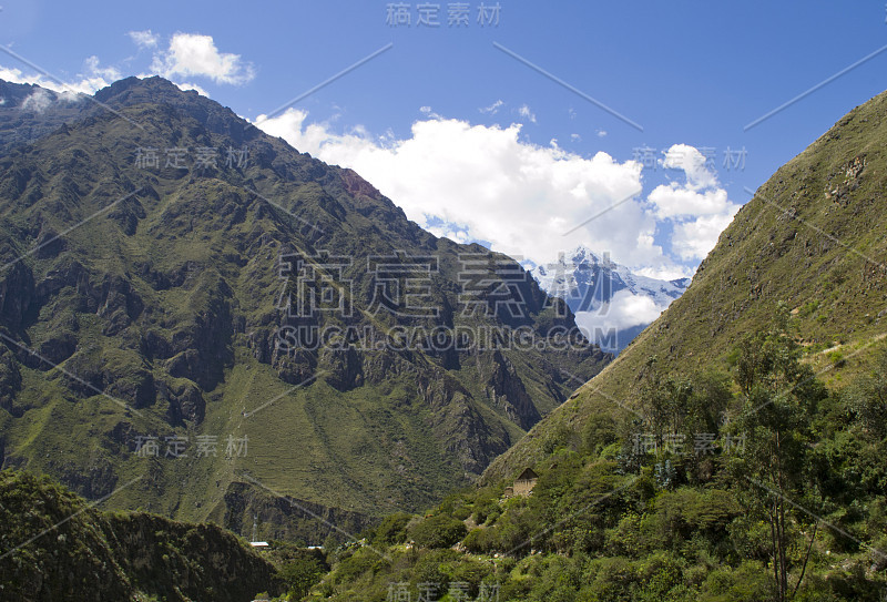 青山谷地，远处有雪山