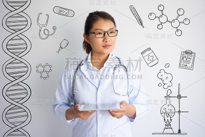 亚洲年轻医生使用平板电脑与手绘医疗草图