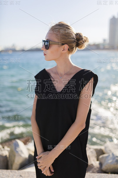 海边的金发女人