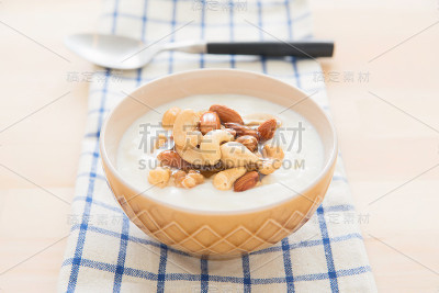 酸奶加坚果和蜂蜜