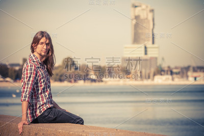 长头发的男人在海边放松