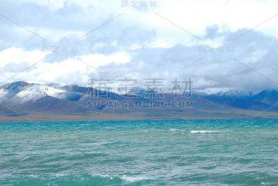 壮观的湖景在冬天