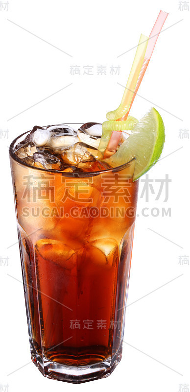 装有冰可乐和冰块的玻璃杯。