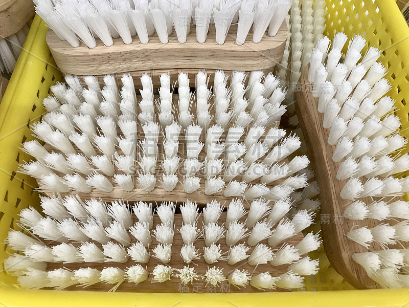 白尼龙毛刷清洗过程