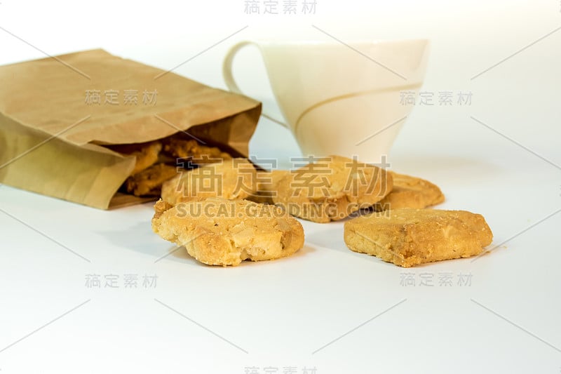 纸袋里的饼干和一杯咖啡