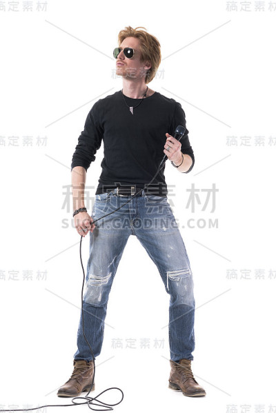 自信帅气的摇滚歌手，戴着墨镜，戴着麦克风