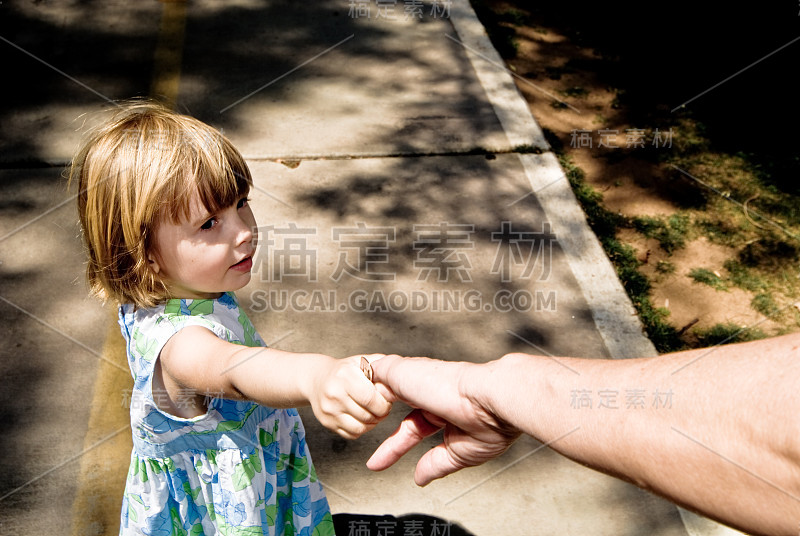 小孩牵着大人的手