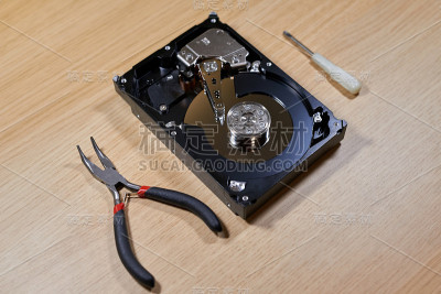 用修理工具拆卸硬盘驱动器