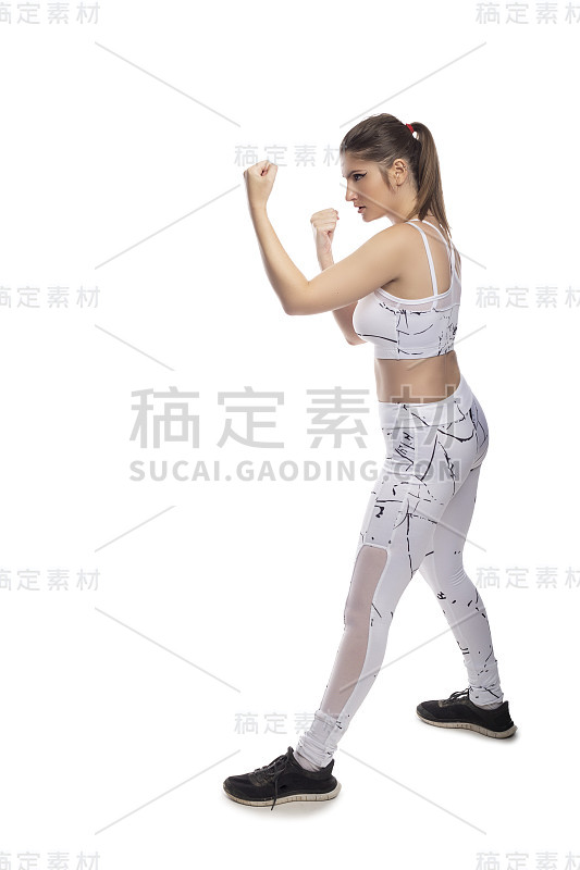 运动女性在战斗姿态出拳