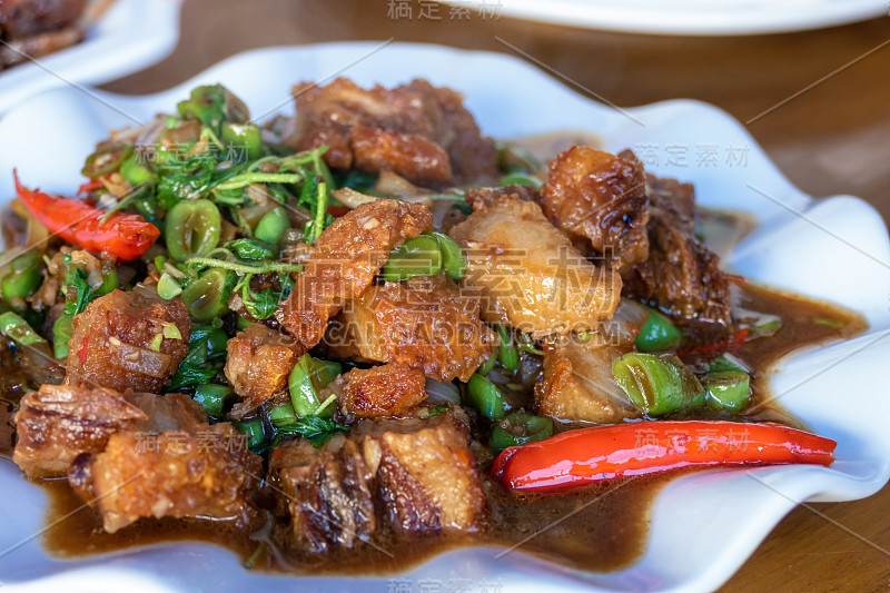 泰式红烧猪肉和辣椒