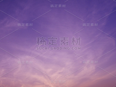 天空有戏剧性的多云日落和太阳