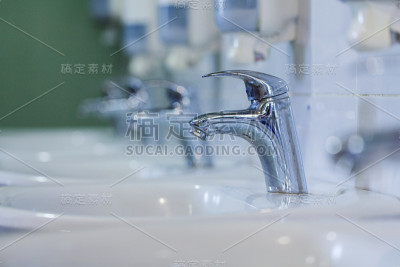 许多水龙头，白色水槽