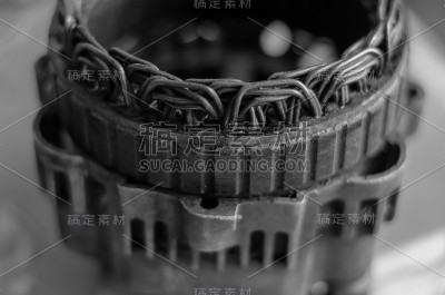 一个汽车发电机的旧定子特写。