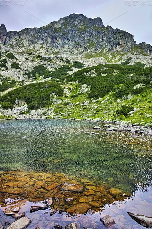 令人惊叹的萨莫多夫斯基湖和Dzhangal峰，皮林山全景