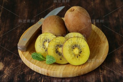 成熟的黄色猕猴桃在木板上
