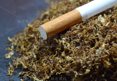 鼻烟在黑色背景上滚动