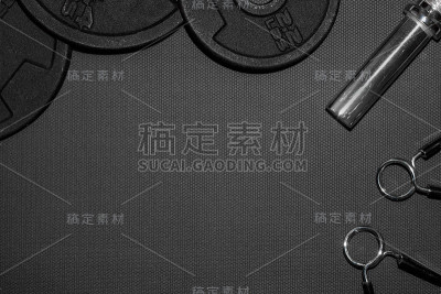 碳背景下的哑铃