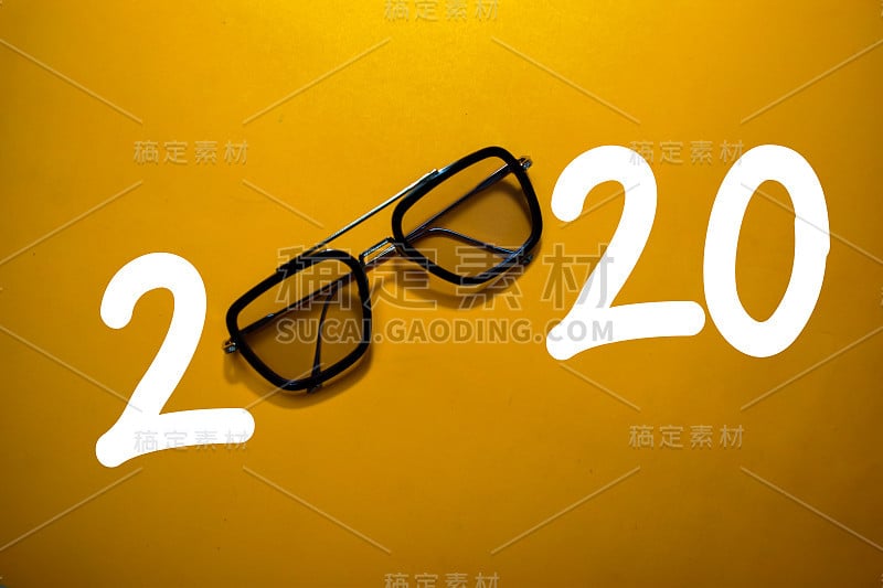 2020年新年快乐，眼镜隔离在颜色表上