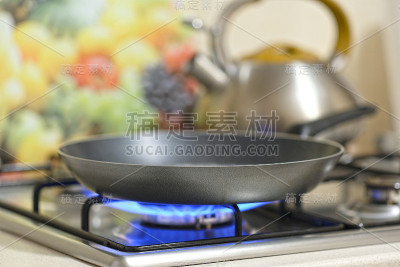 炉子上的煎锅