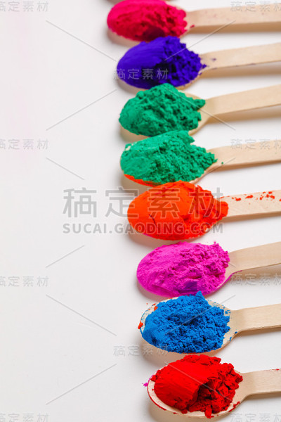 印度胡里节，多种颜色的勺子