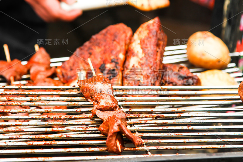 街头食品。串肉串，快餐