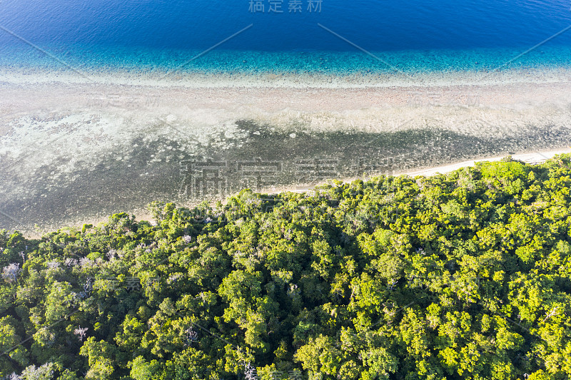 热带岛屿海岸线鸟瞰图