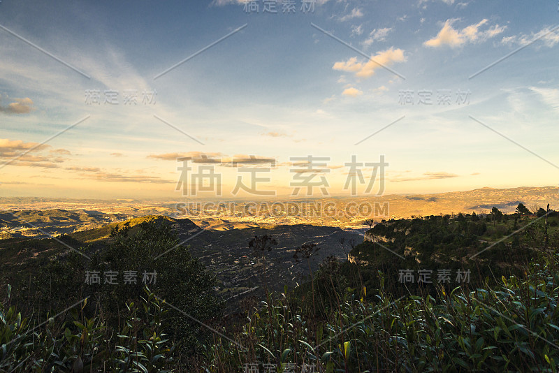 俯瞰西班牙巴塞罗那周边乡村地区的自然风景