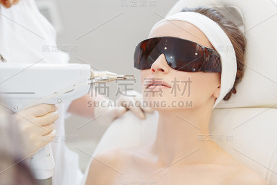 医生给一位美女病人做射频消融手术