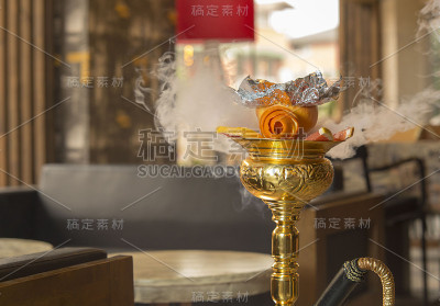 水烟和烟雾的黑色背景库存照片
