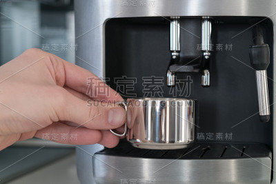 带金属杯的咖啡机