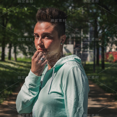 一个短发女孩的肖像