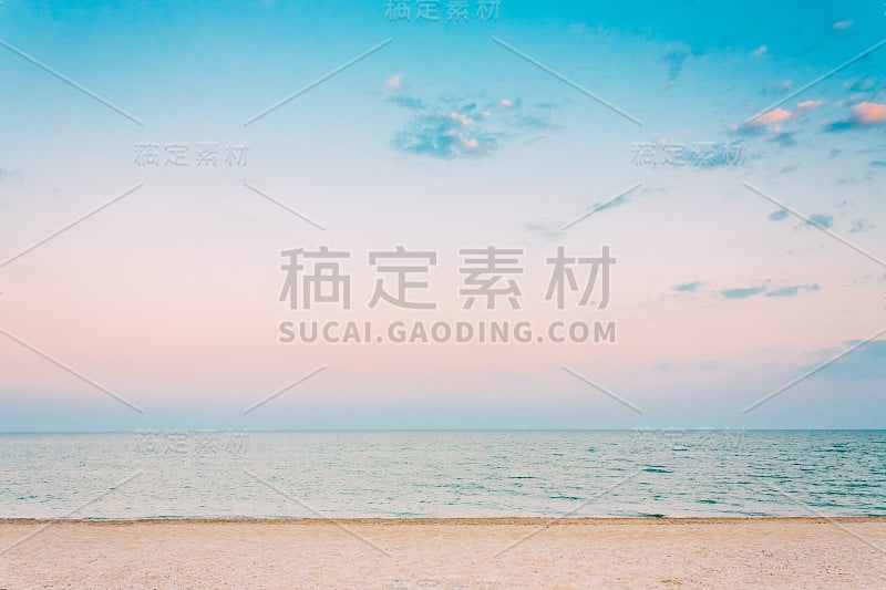 柔软的海洋海浪冲刷白色的沙子，海滩背景