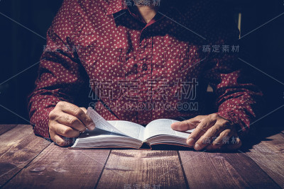 牧师在一张木头桌子上研究圣经