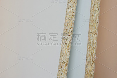 白色刨花板部分接近