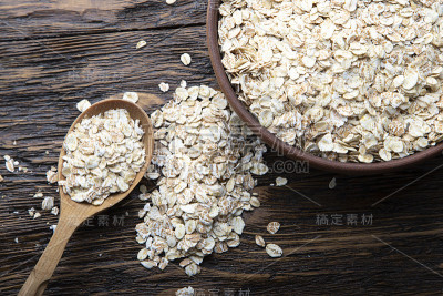 用盘子和勺子放干燕麦片。