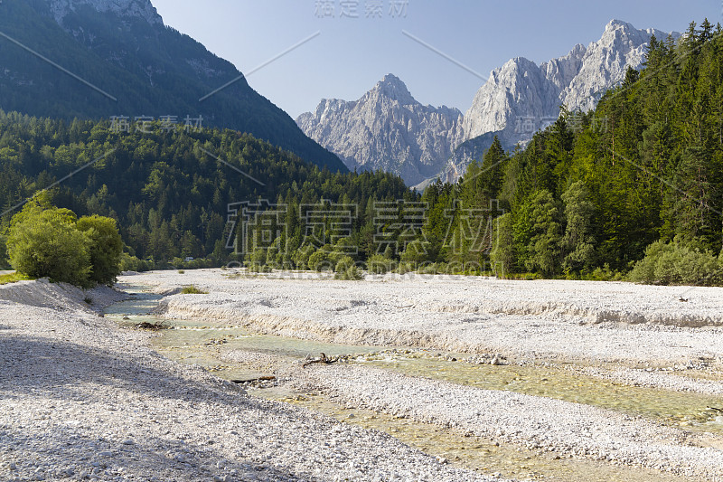 斯洛文尼亚Triglav国家公园Kranjska Gora村附近的湖泊和山脉