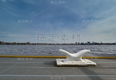 在船登陆台的白色钉鞋