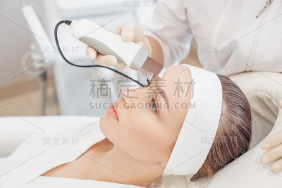 美容师在一个女孩客户脸上做微电流治疗