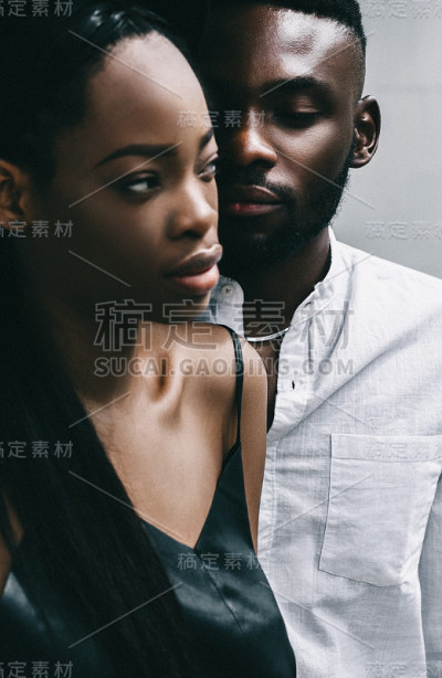 一对年轻的非洲裔美国夫妇在市中心大笑和拥抱