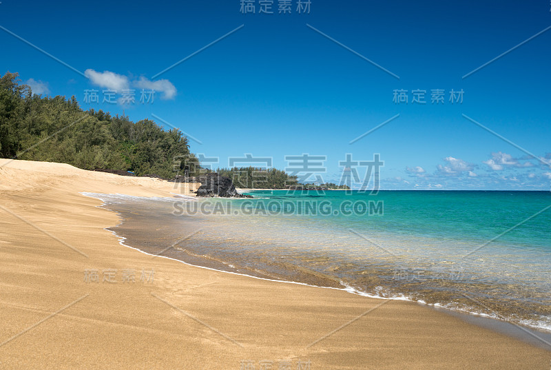 风平浪静的一天，考艾岛卢马海海滩