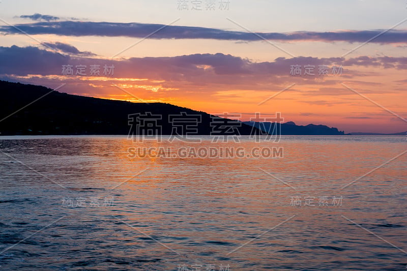 美丽的日落风景在海上