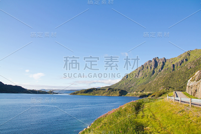 太阳能山和一座桥