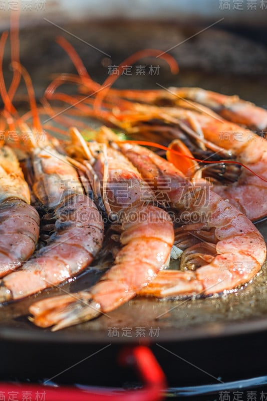 厨师在街头美食节烹制虾