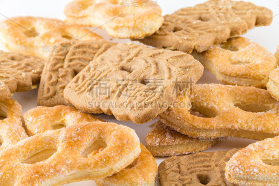 饼干。生姜饼干。白色背景上撒上糖和糖屑的家庭烘焙饼干