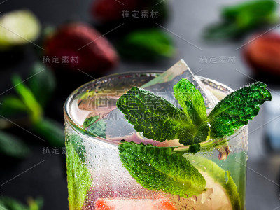 加草莓、青柠和薄荷的柠檬水
