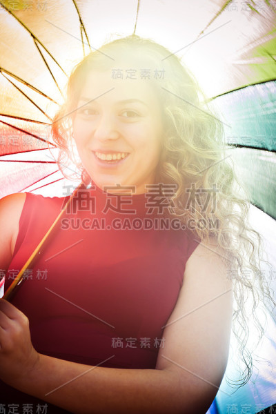 一个在阳光明媚的日子里打着伞的漂亮女人